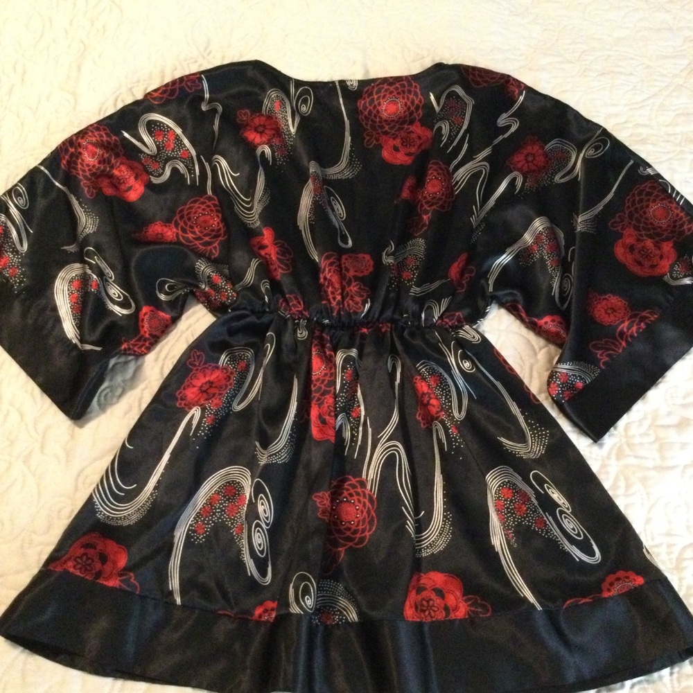 Black and Red Floral Kimono style Top - Picture 2 of 7